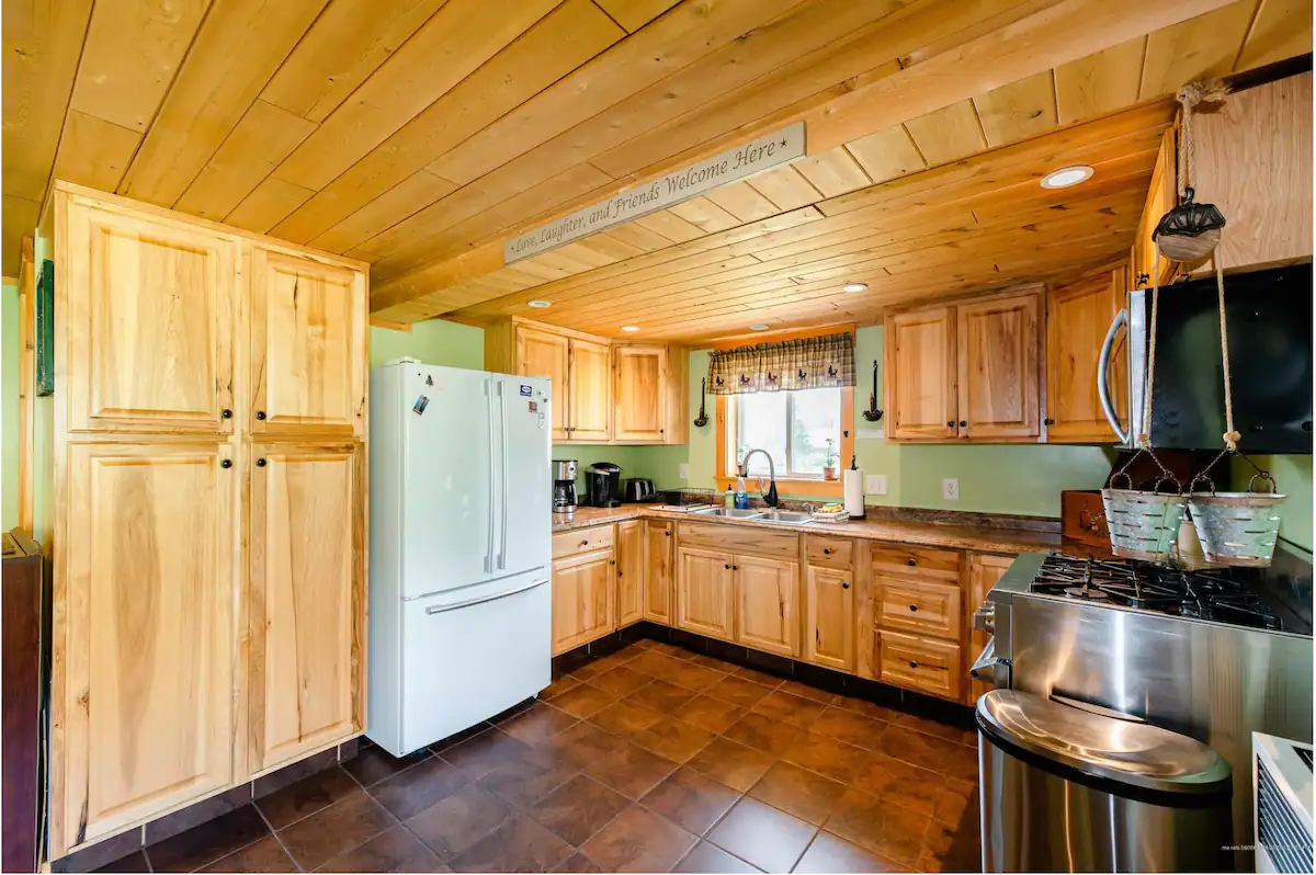 The Chalet - Spacious 7 bedroom near Sugarloaf, on Snowmobile and UTV trails, Hiking, Golf and Flagstaff Lake across the street
