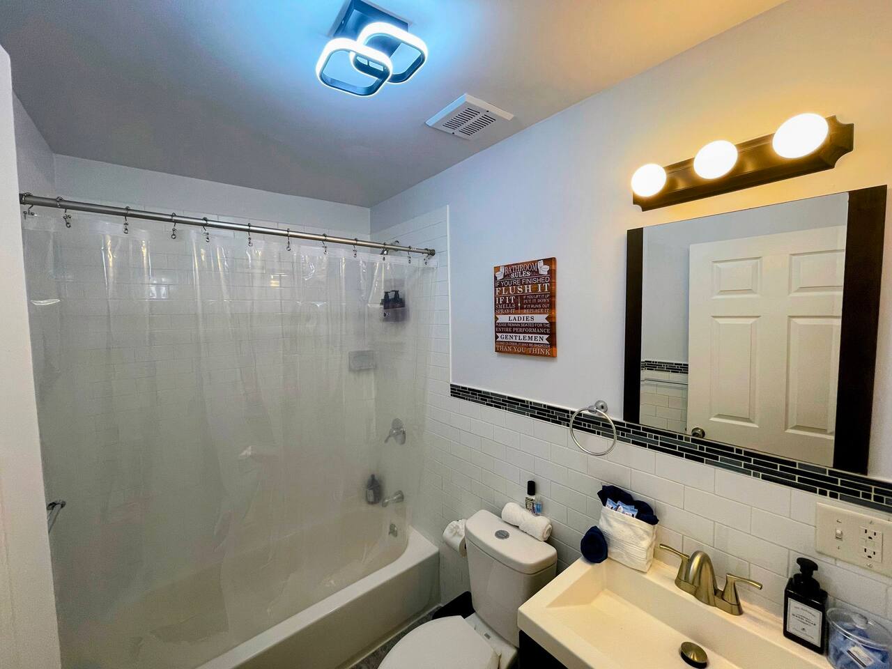 Cozy 2BR Brick Haven! Near light rail! 35m to NYC