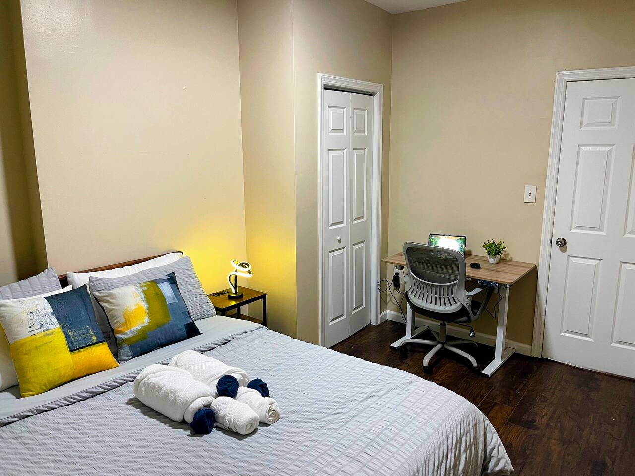Cozy 2BR Brick Haven! Near light rail! 35m to NYC