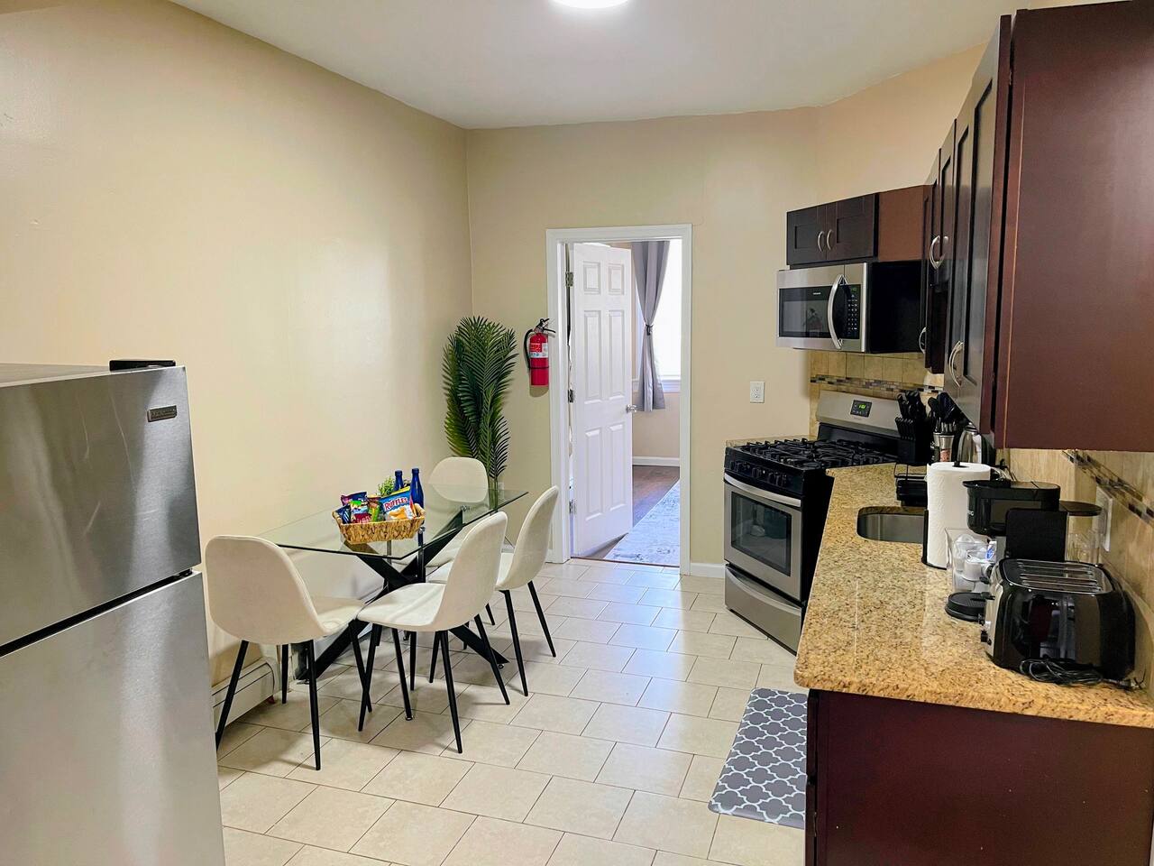 Cozy 2BR Brick Haven! Near light rail! 35m to NYC
