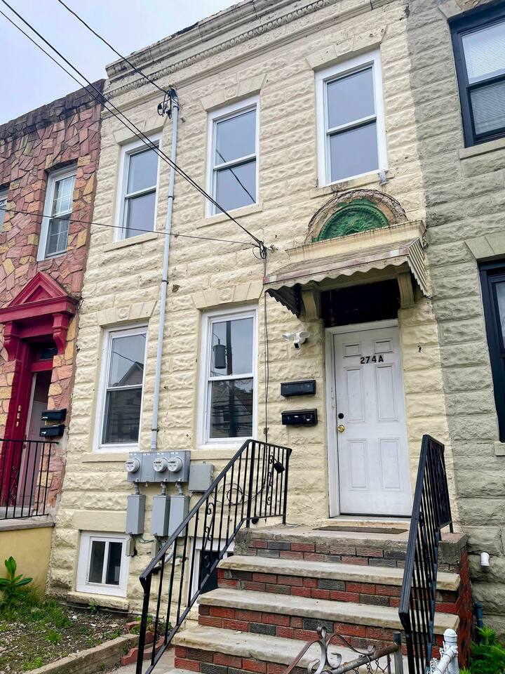 Cozy 2BR Brick Haven! Near light rail! 35m to NYC