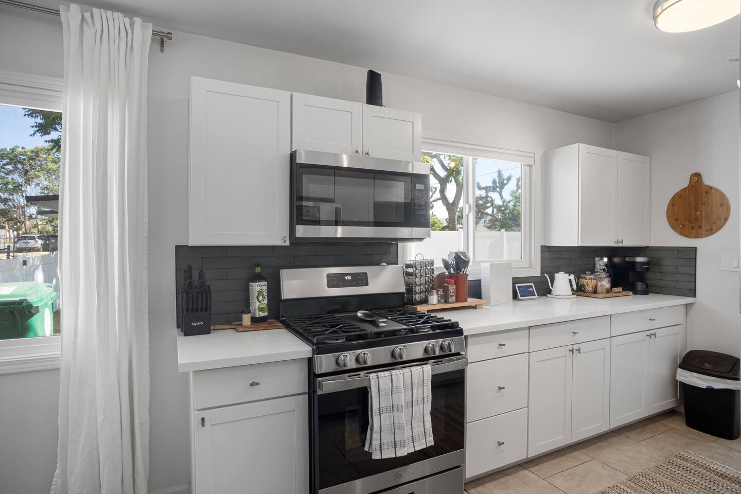 Desert Retreat – Hot Tub, Full Kitchen, Near JT
