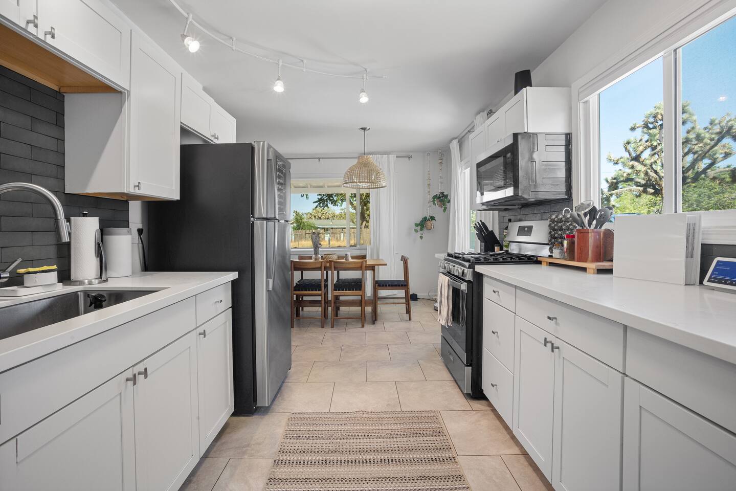 Desert Retreat – Hot Tub, Full Kitchen, Near JT