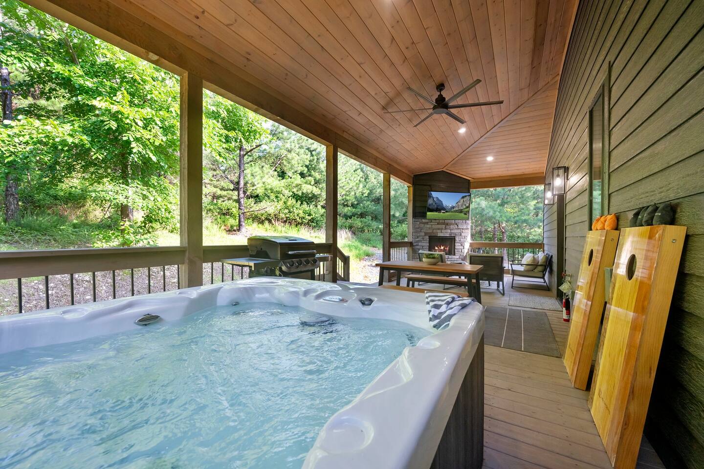 Unhurried Mornings for Two | Spa Suite + Hot Tub — Broken Bow — vacation rental