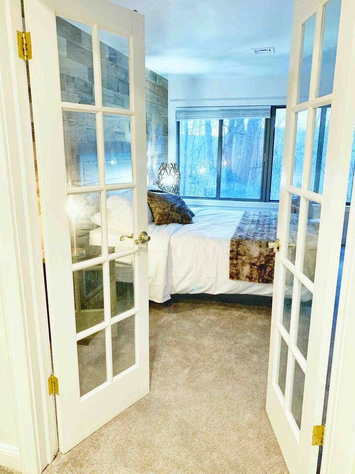Luxe 10 guest Ski Cabin - Snowboarding Hiking Pools Golf Tennis