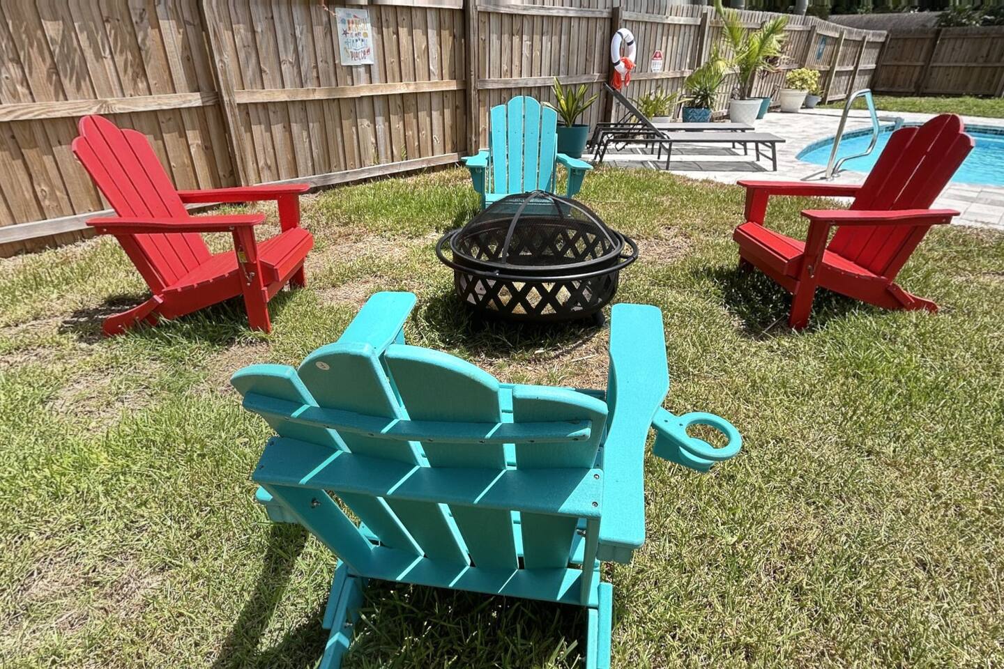 BEAUTIFUL AND SPACIOUS BACKYARD-HEATED POOL-HOT TUB/BBQ/CORNHOLE/NEAR BEACH/MALL