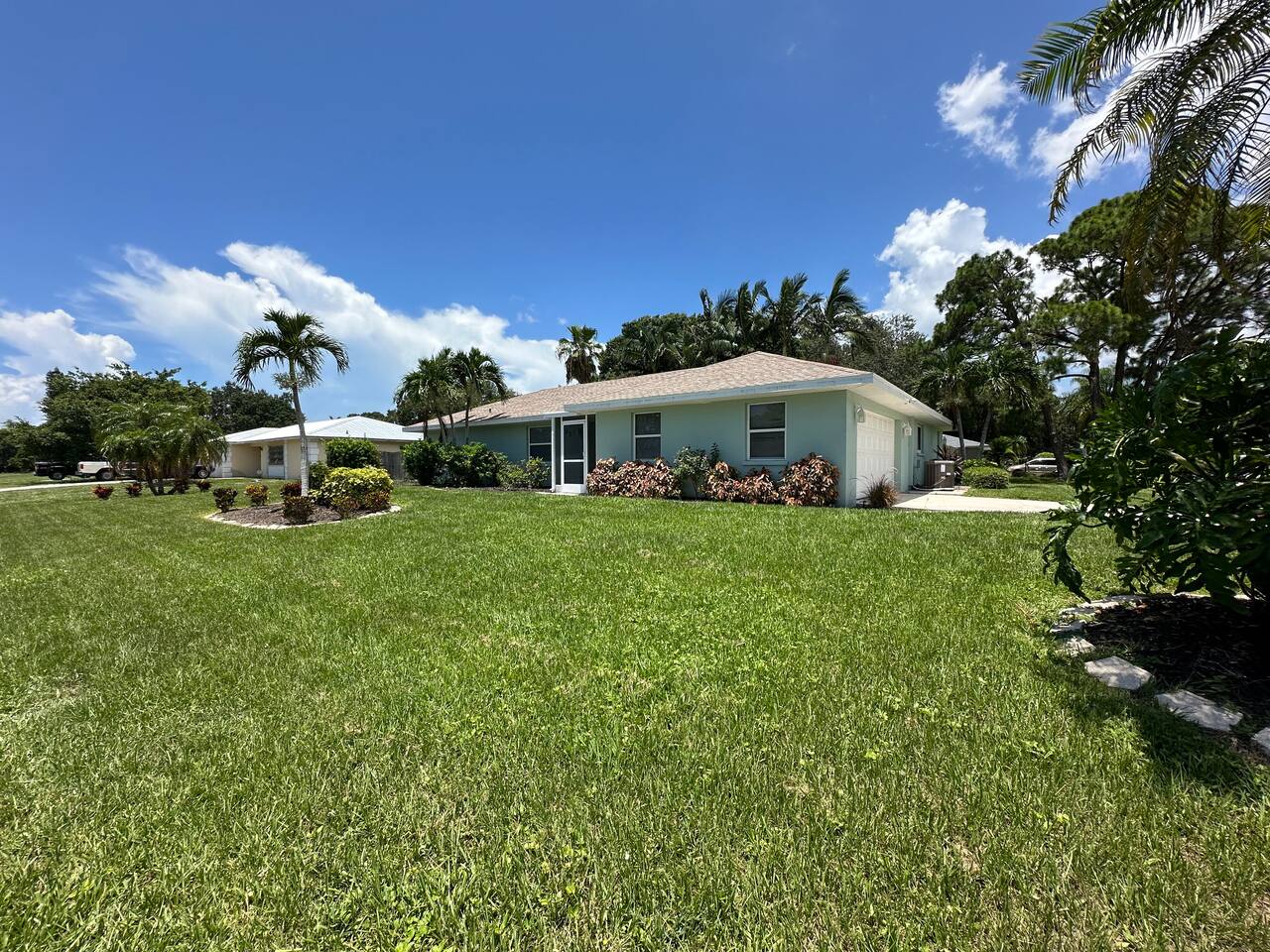 BEAUTIFUL AND SPACIOUS BACKYARD-HEATED POOL-HOT TUB/BBQ/CORNHOLE/NEAR BEACH/MALL