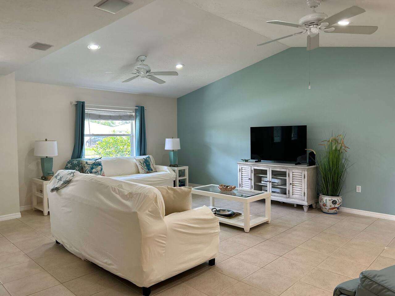 BEAUTIFUL AND SPACIOUS BACKYARD-HEATED POOL-HOT TUB/BBQ/CORNHOLE/NEAR BEACH/MALL