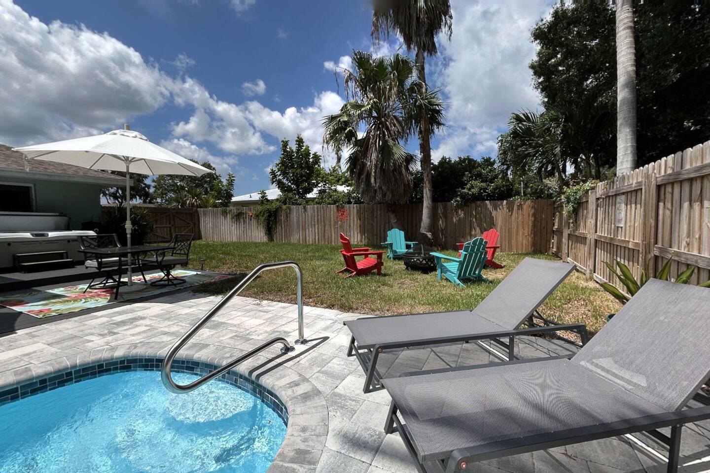 BEAUTIFUL AND SPACIOUS BACKYARD-HEATED POOL-HOT TUB/BBQ/CORNHOLE/NEAR BEACH/MALL