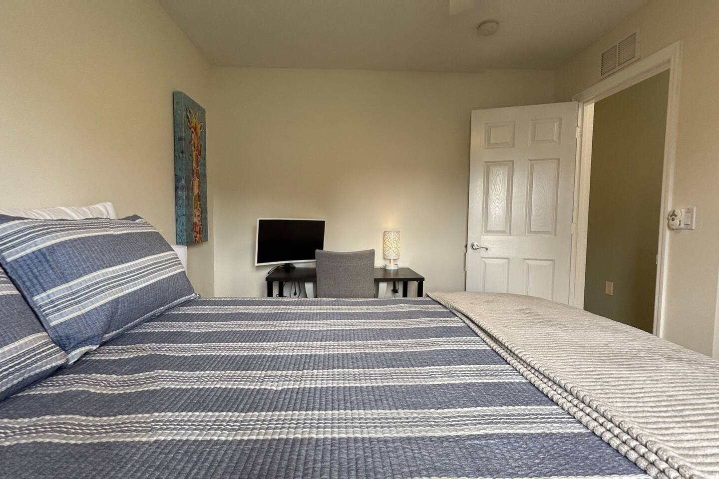 BEAUTIFUL AND SPACIOUS BACKYARD-HEATED POOL-HOT TUB/BBQ/CORNHOLE/NEAR BEACH/MALL
