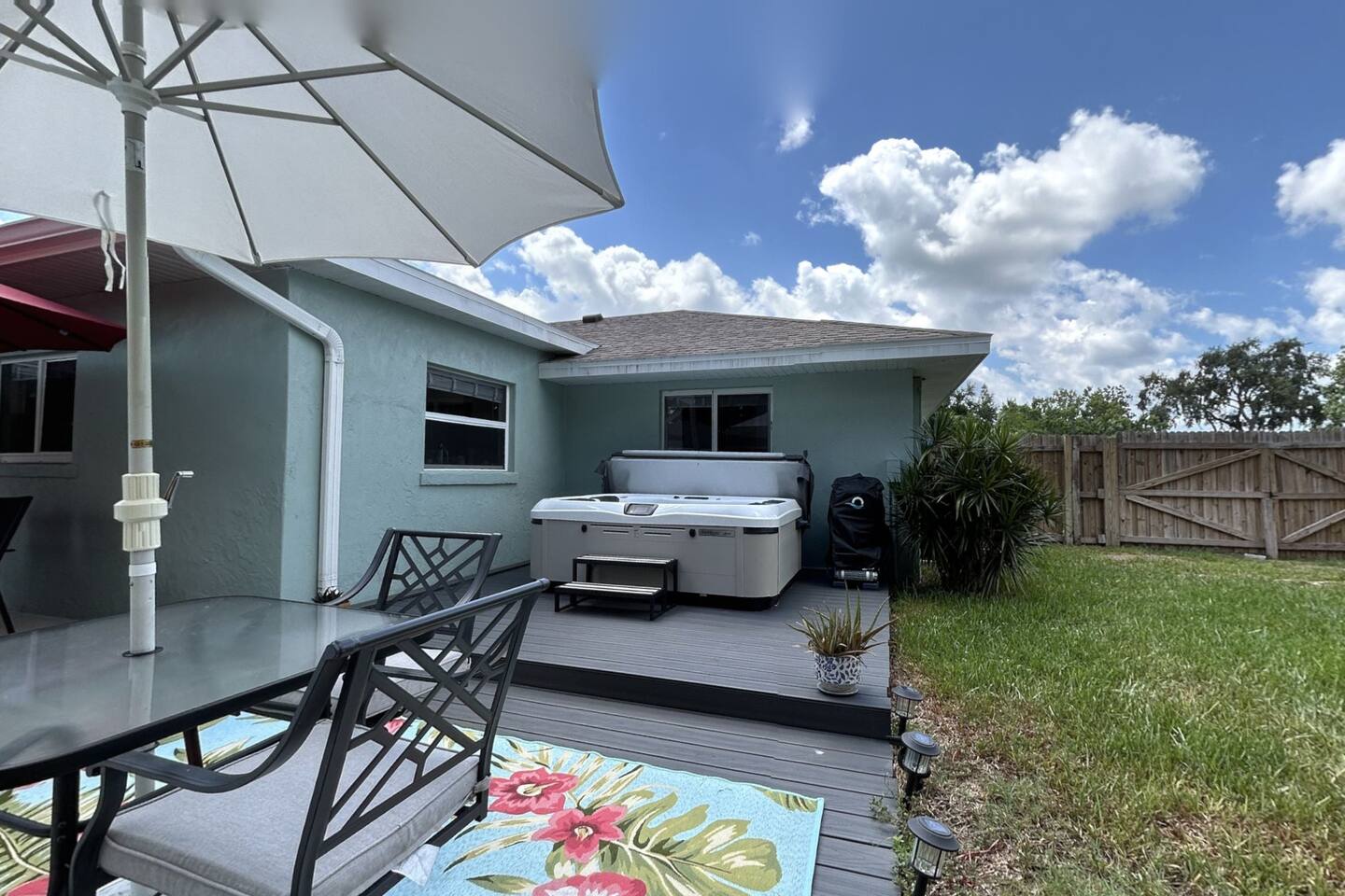 BEAUTIFUL AND SPACIOUS BACKYARD-HEATED POOL-HOT TUB/BBQ/CORNHOLE/NEAR BEACH/MALL