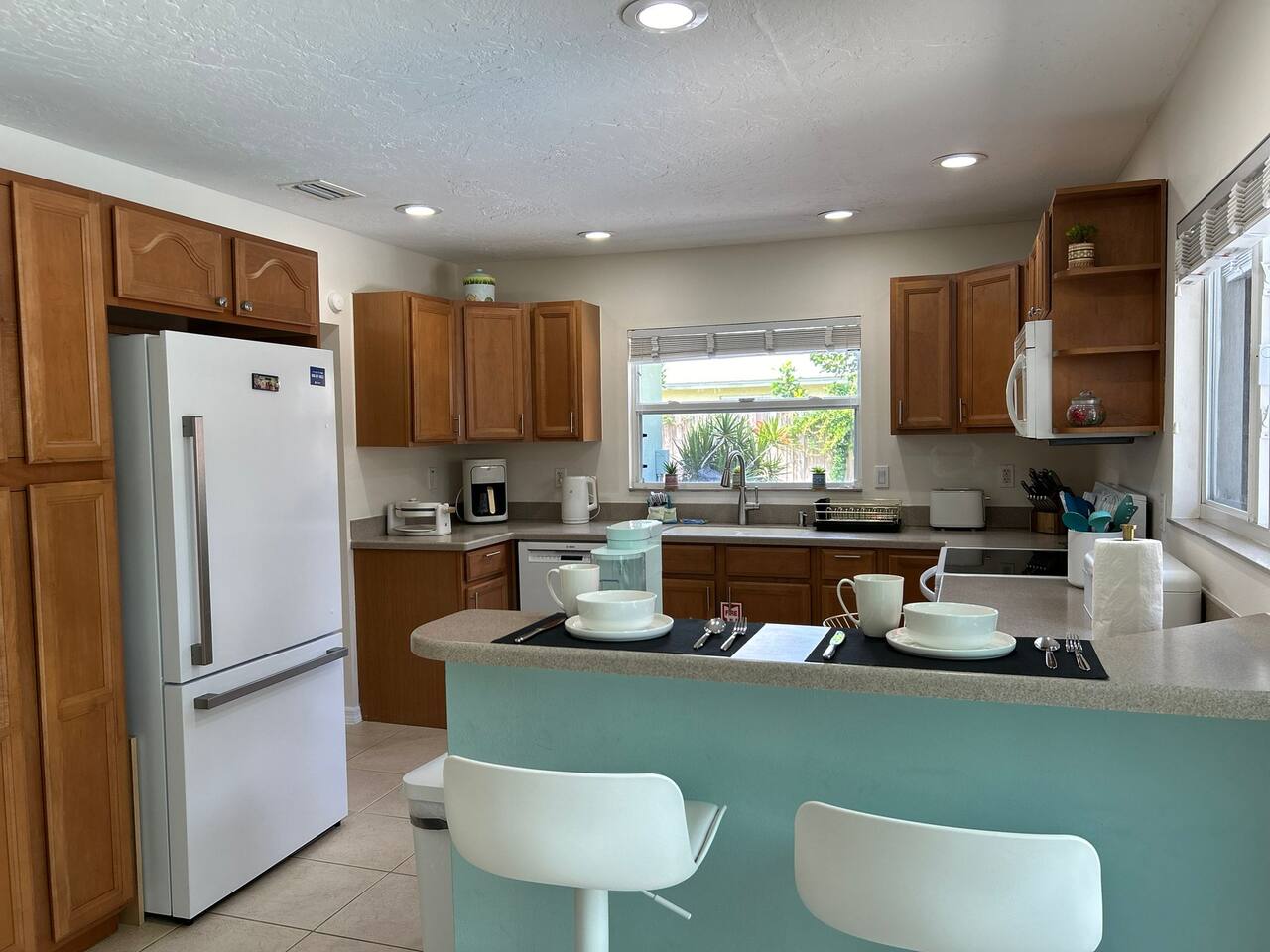 BEAUTIFUL AND SPACIOUS BACKYARD-HEATED POOL-HOT TUB/BBQ/CORNHOLE/NEAR BEACH/MALL