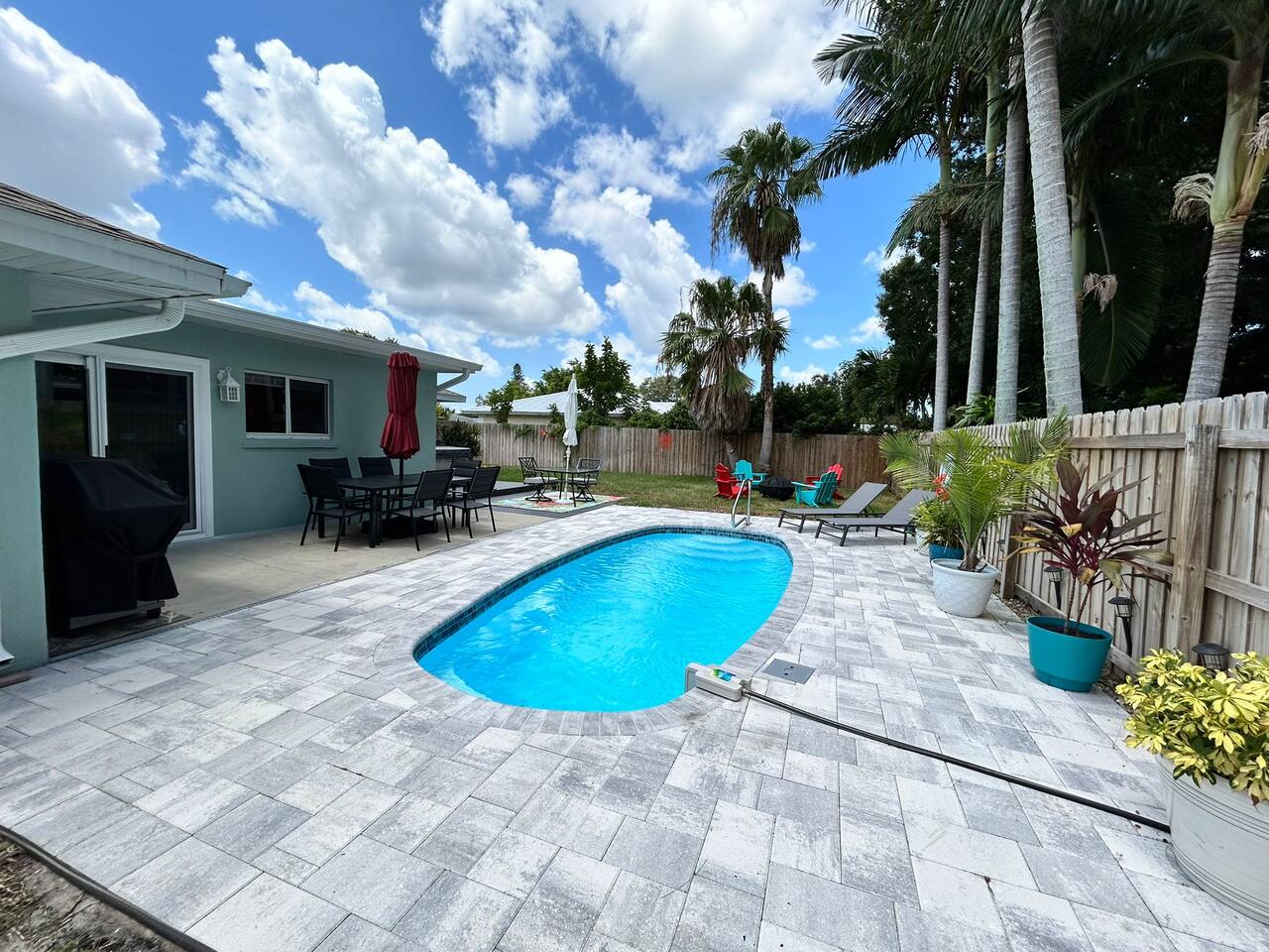 BEAUTIFUL AND SPACIOUS BACKYARD-HEATED POOL-HOT TUB/BBQ/CORNHOLE/NEAR BEACH/MALL