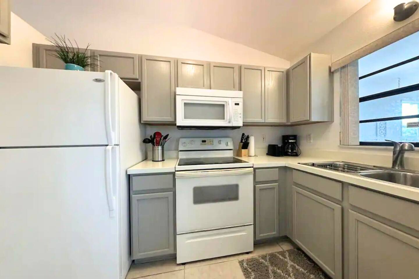 SERENE HOME/HUGE BACKYARD/BBQ-NEAR BEACH/MALL/GOLF/LAKE/AIRPORT/SHOPS/RESTAURANT