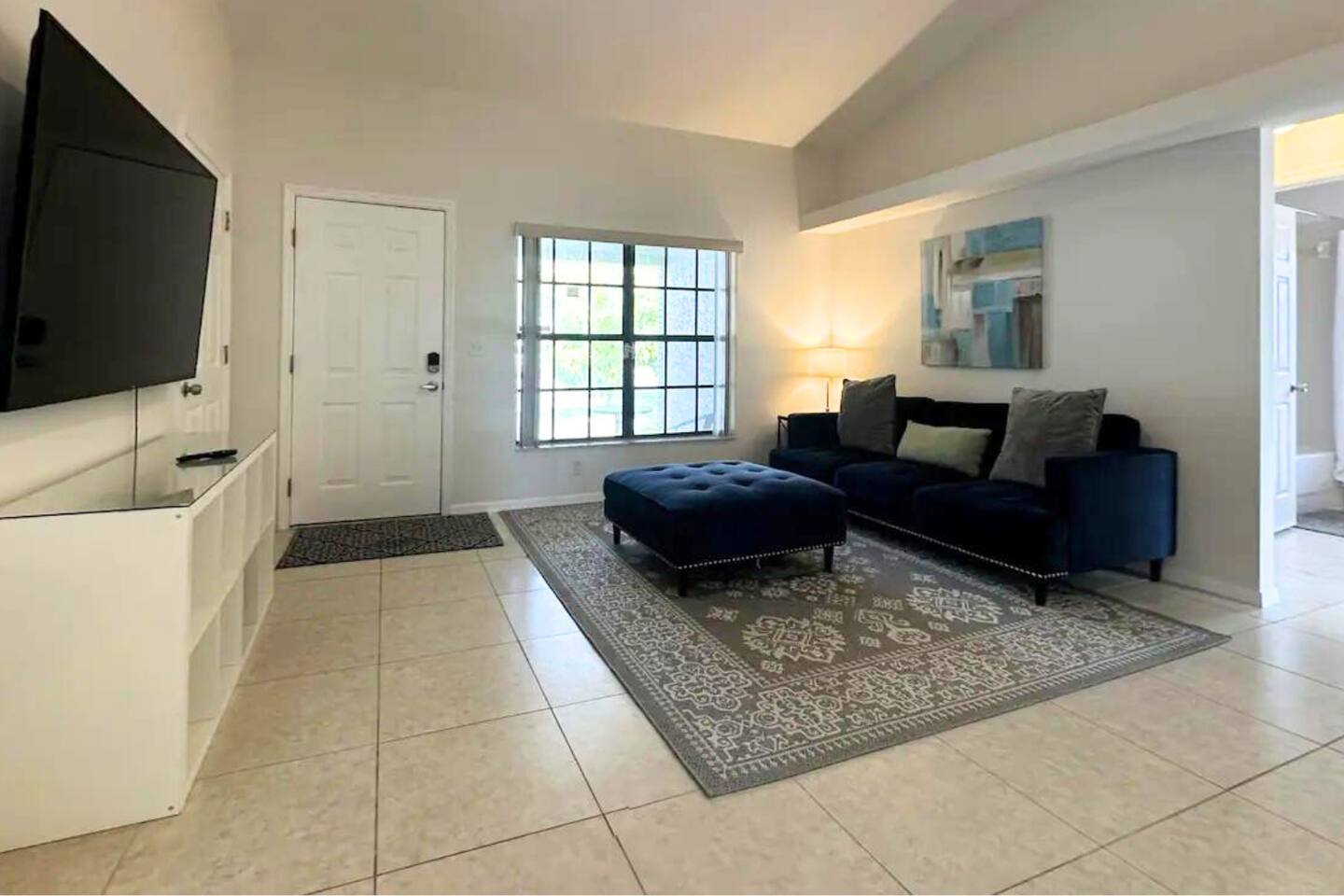 SERENE HOME/HUGE BACKYARD/BBQ-NEAR BEACH/MALL/GOLF/LAKE/AIRPORT/SHOPS/RESTAURANT