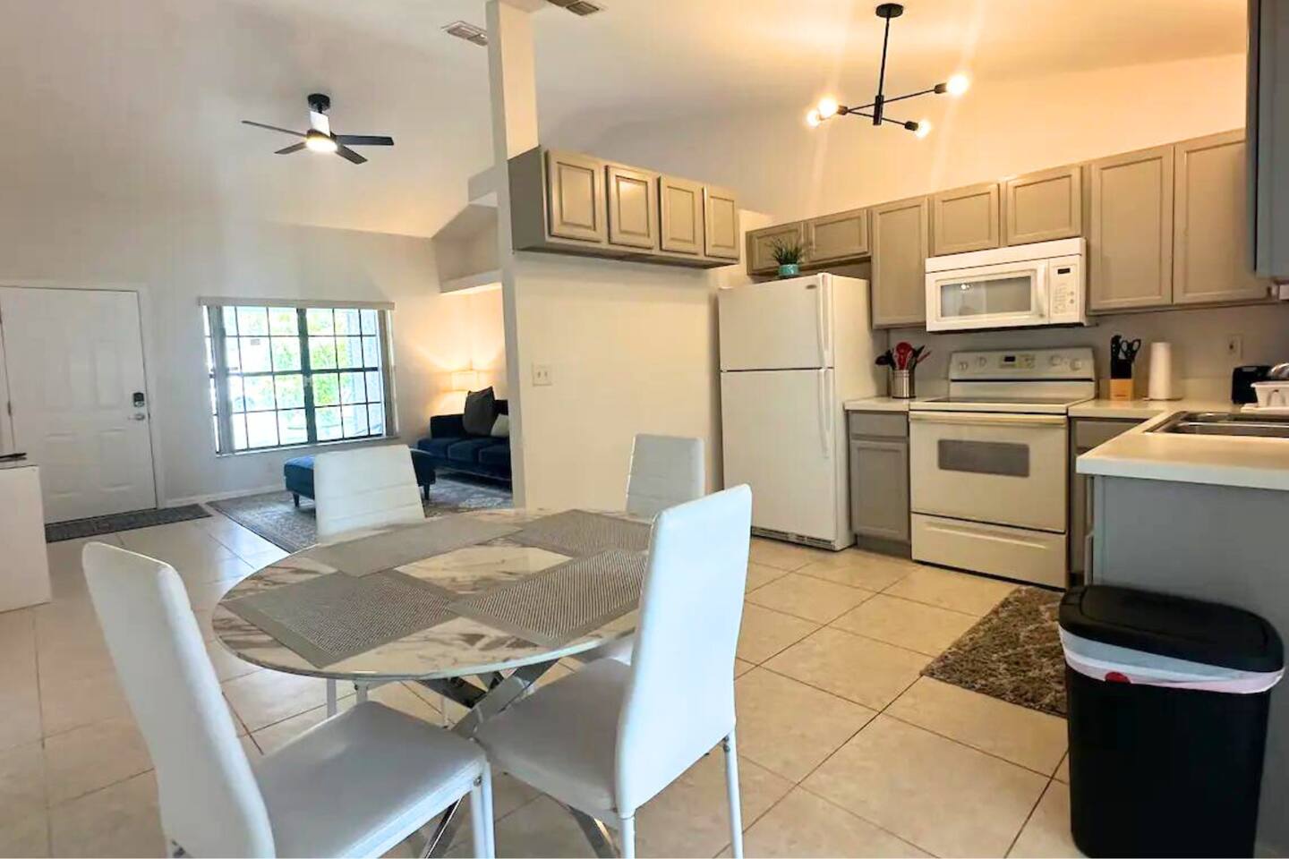 SERENE HOME/HUGE BACKYARD/BBQ-NEAR BEACH/MALL/GOLF/LAKE/AIRPORT/SHOPS/RESTAURANT