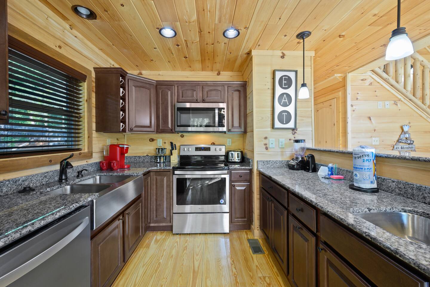 “Mountain Iris” Views! Hot Tub/Games/Dog-Friendly