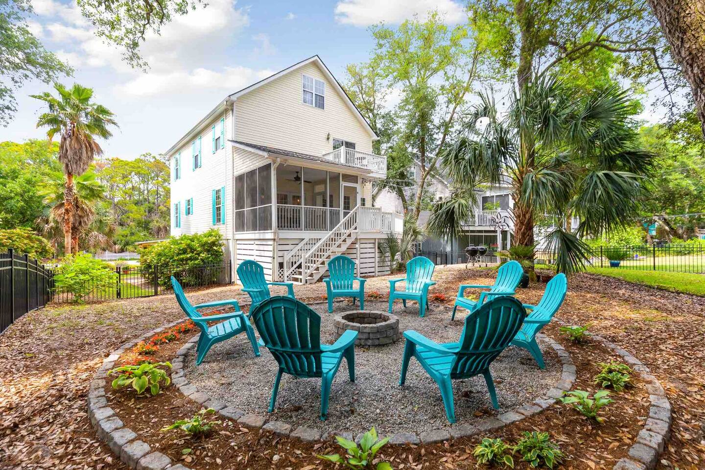 Folly Beach Home: Walk Everywhere - Happy Ours