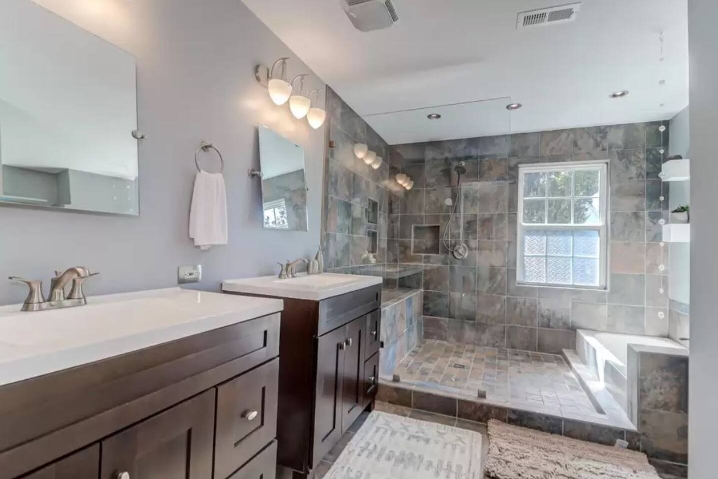 Folly Beach Home: Walk Everywhere - Happy Ours