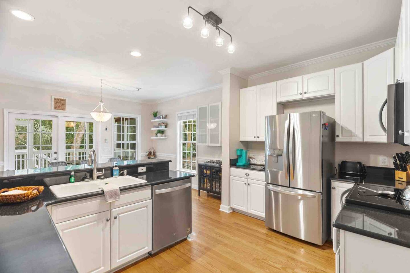 Folly Beach Home: Walk Everywhere - Happy Ours