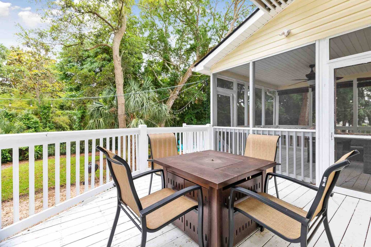 Folly Beach Home: Walk Everywhere - Happy Ours