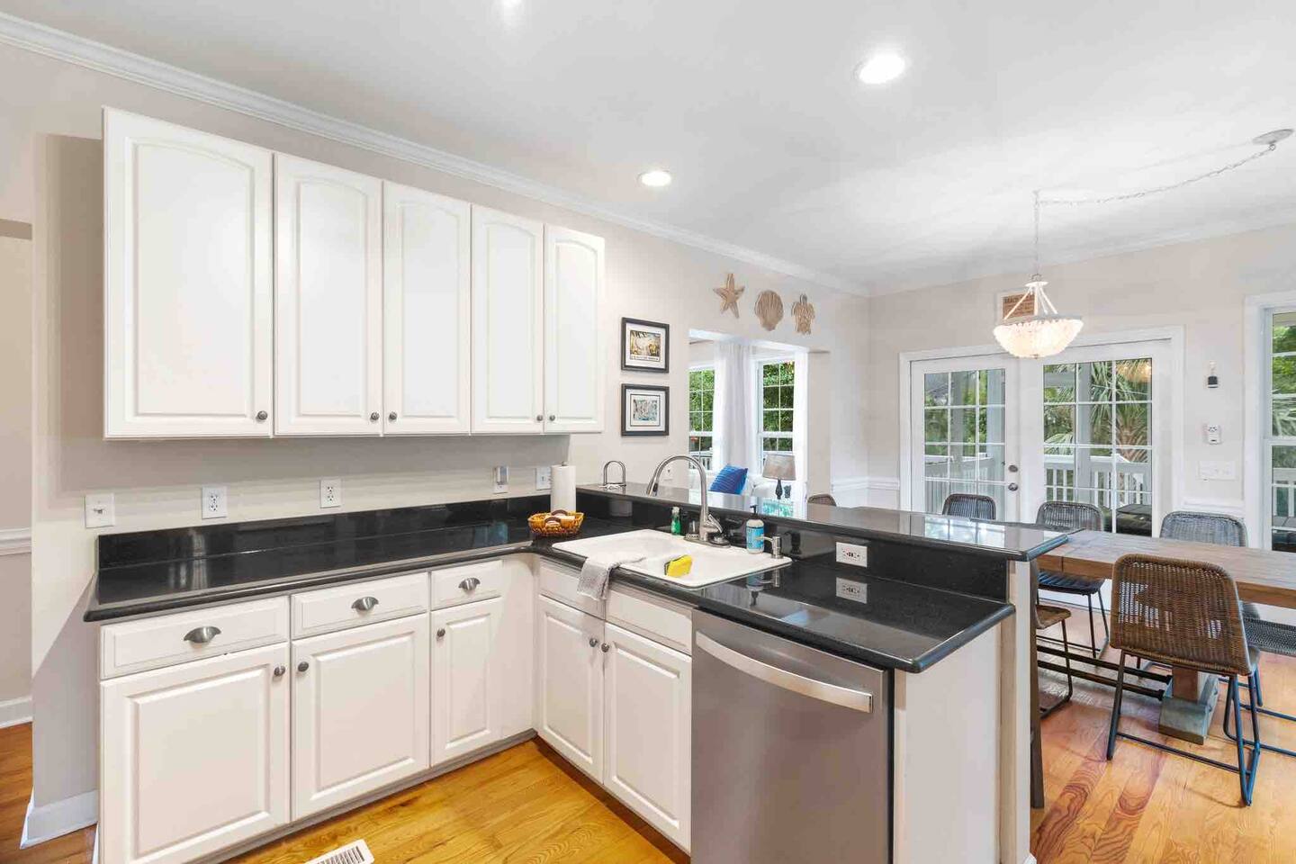 Folly Beach Home: Walk Everywhere - Happy Ours