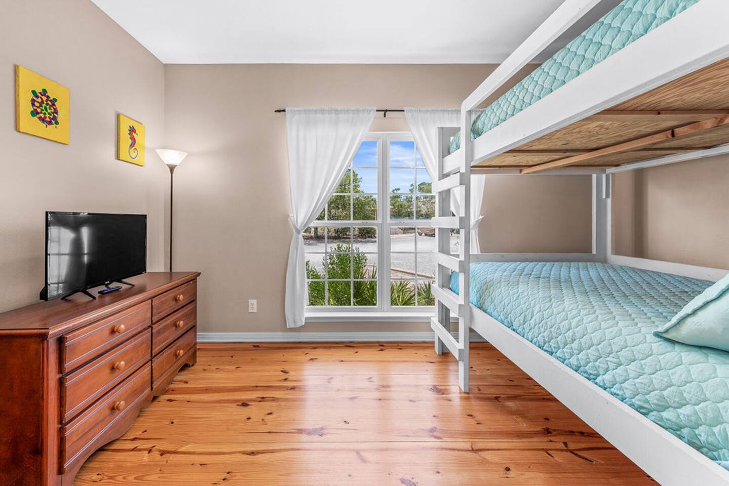 Poolside, Tennis, King Suites - Hannah's Hideaway