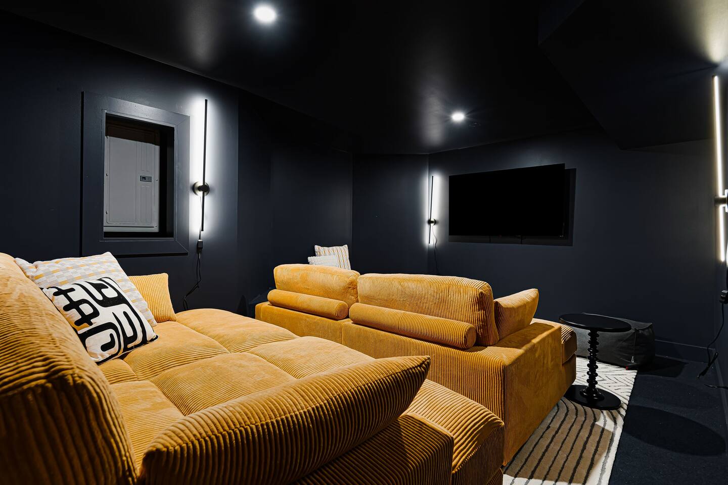 Epic BnB:GolfSim, Theatre, Speakeasy, Sauna+Hottub