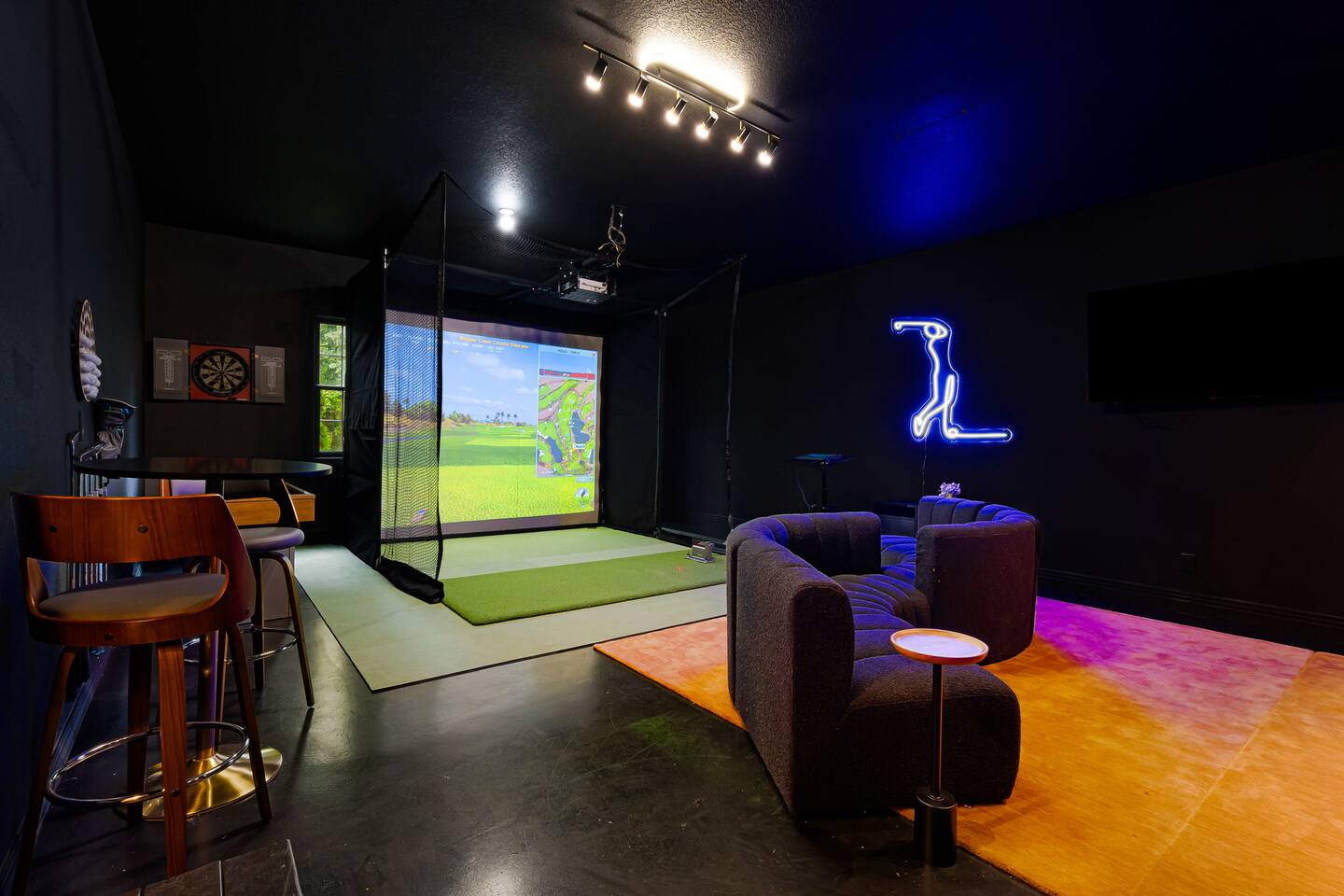 Epic BnB:GolfSim, Theatre, Speakeasy, Sauna+Hottub