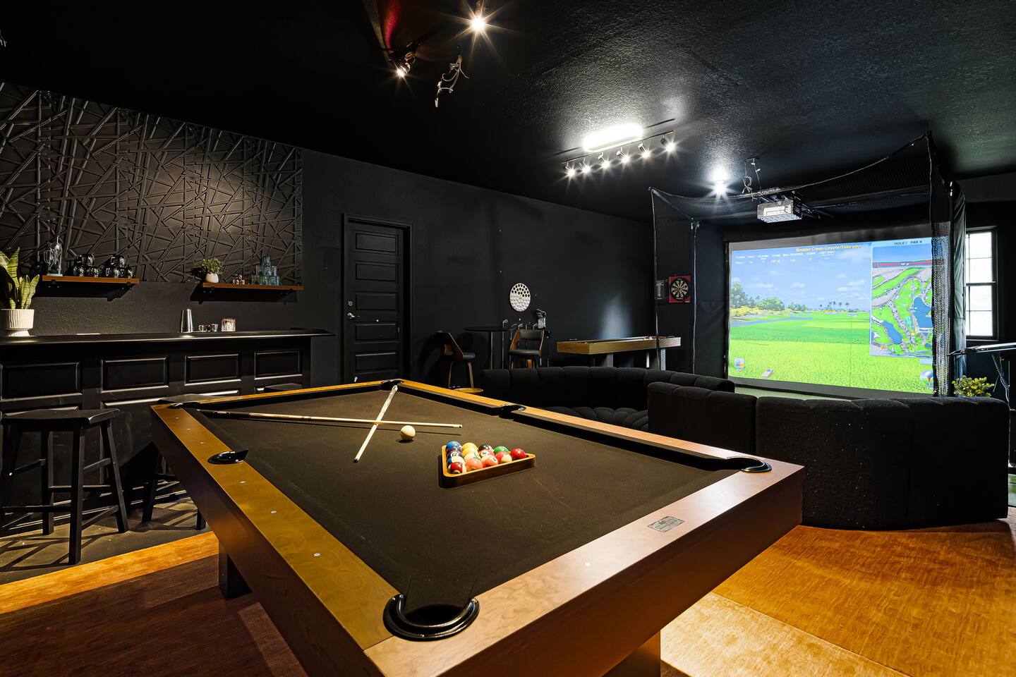 Epic BnB:GolfSim, Theatre, Speakeasy, Sauna+Hottub