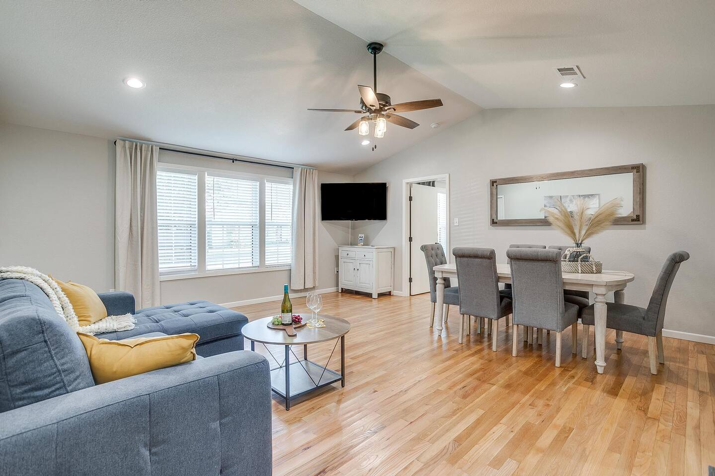 Spacious 2BR Home w/ Hot Tub Near Granbury Square