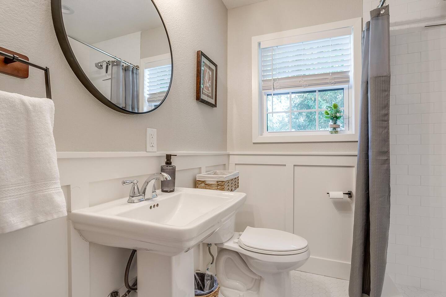 Spacious 2BR Home w/ Hot Tub Near Granbury Square