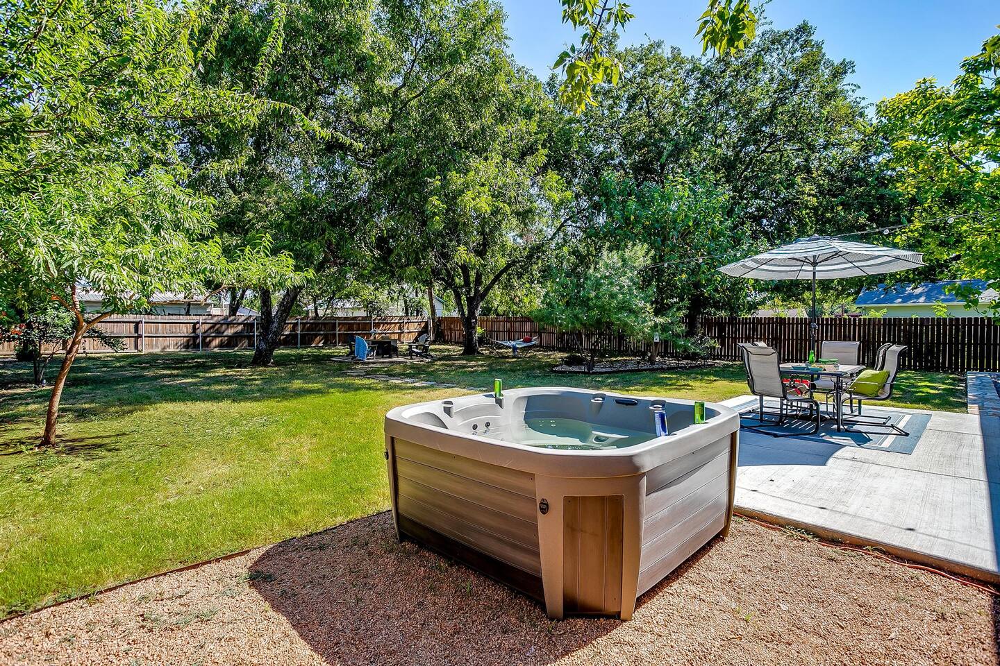 Spacious 2BR Home w/ Hot Tub Near Granbury Square