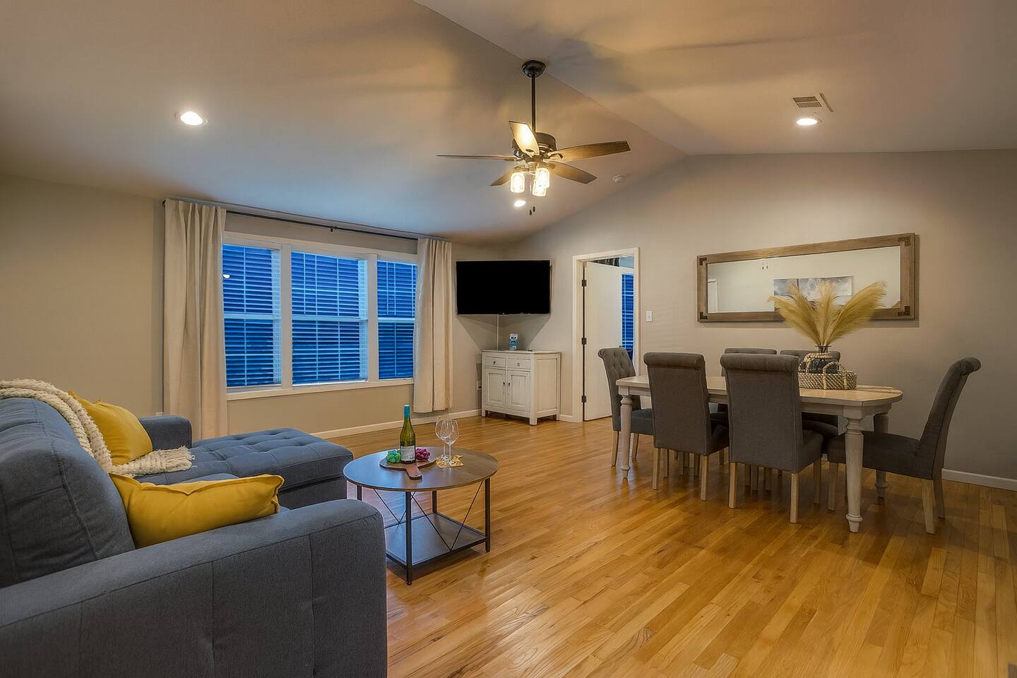 Spacious 2BR Home w/ Hot Tub Near Granbury Square