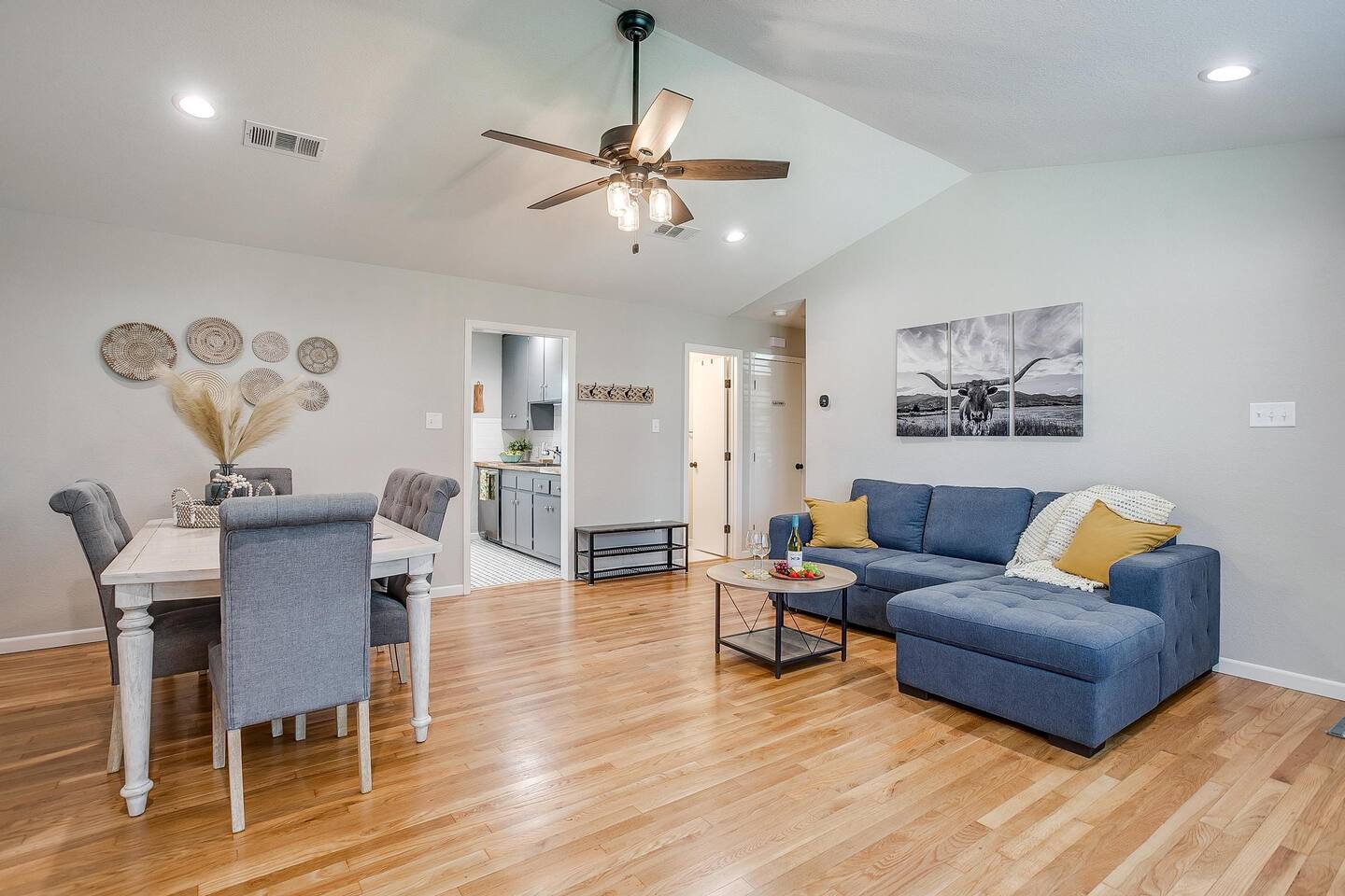 Spacious 2BR Home w/ Hot Tub Near Granbury Square