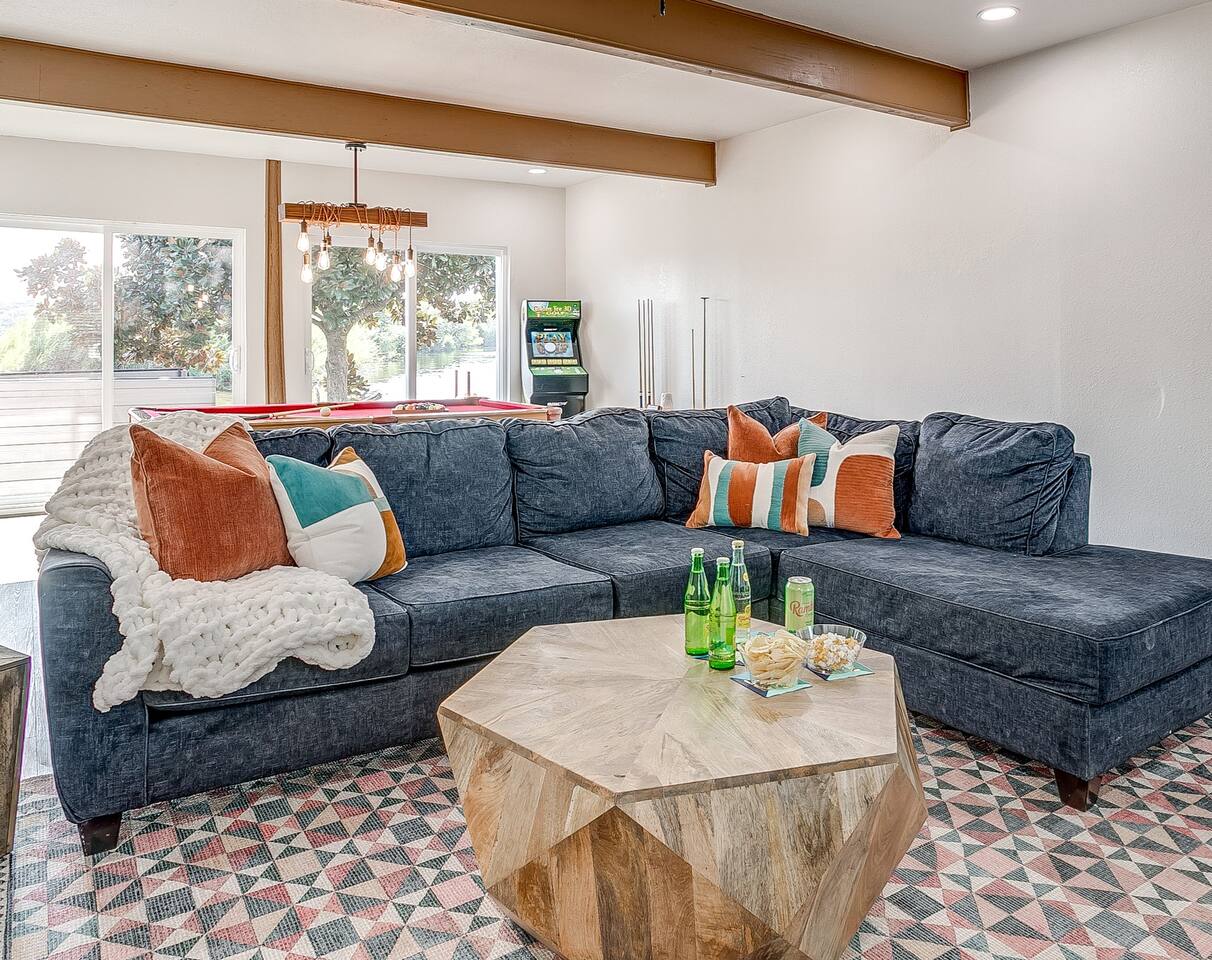 4BR Lakefront Home: Hot Tub, Firepit & Pool Table