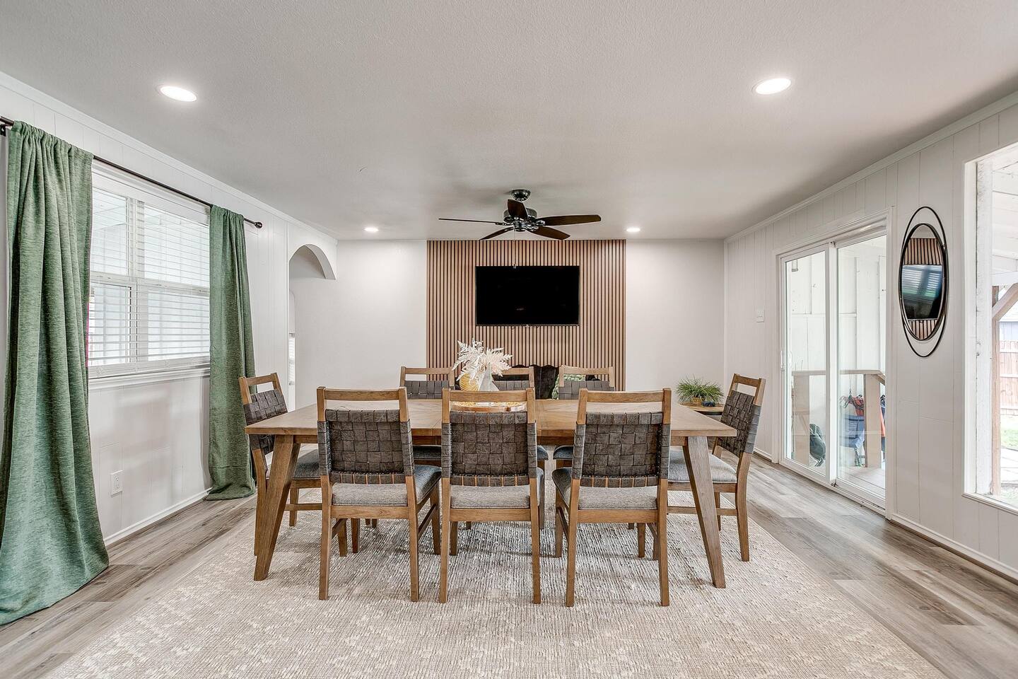 4BR Lakefront Home: Hot Tub, Firepit & Pool Table
