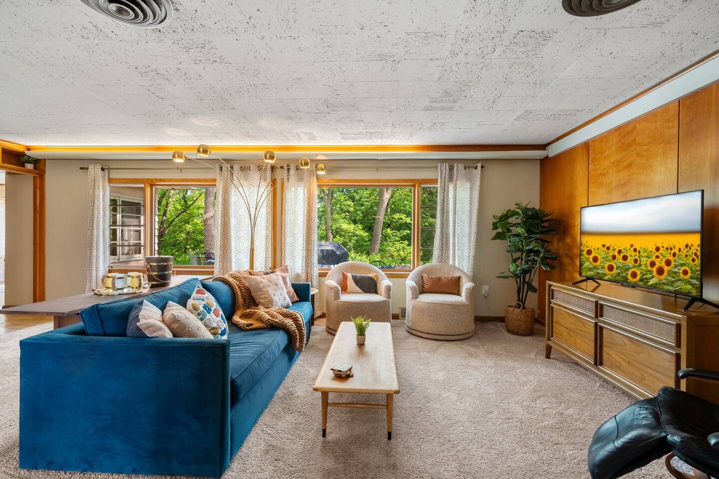 Spacious Home! Mid Century Mod-Amazing Sun Room — Manhattan — vacation rental