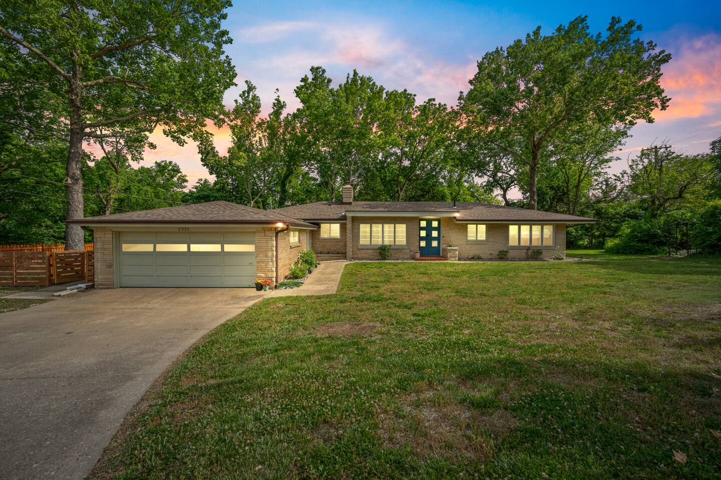 Spacious Home! Mid Century Mod-Amazing Sun Room