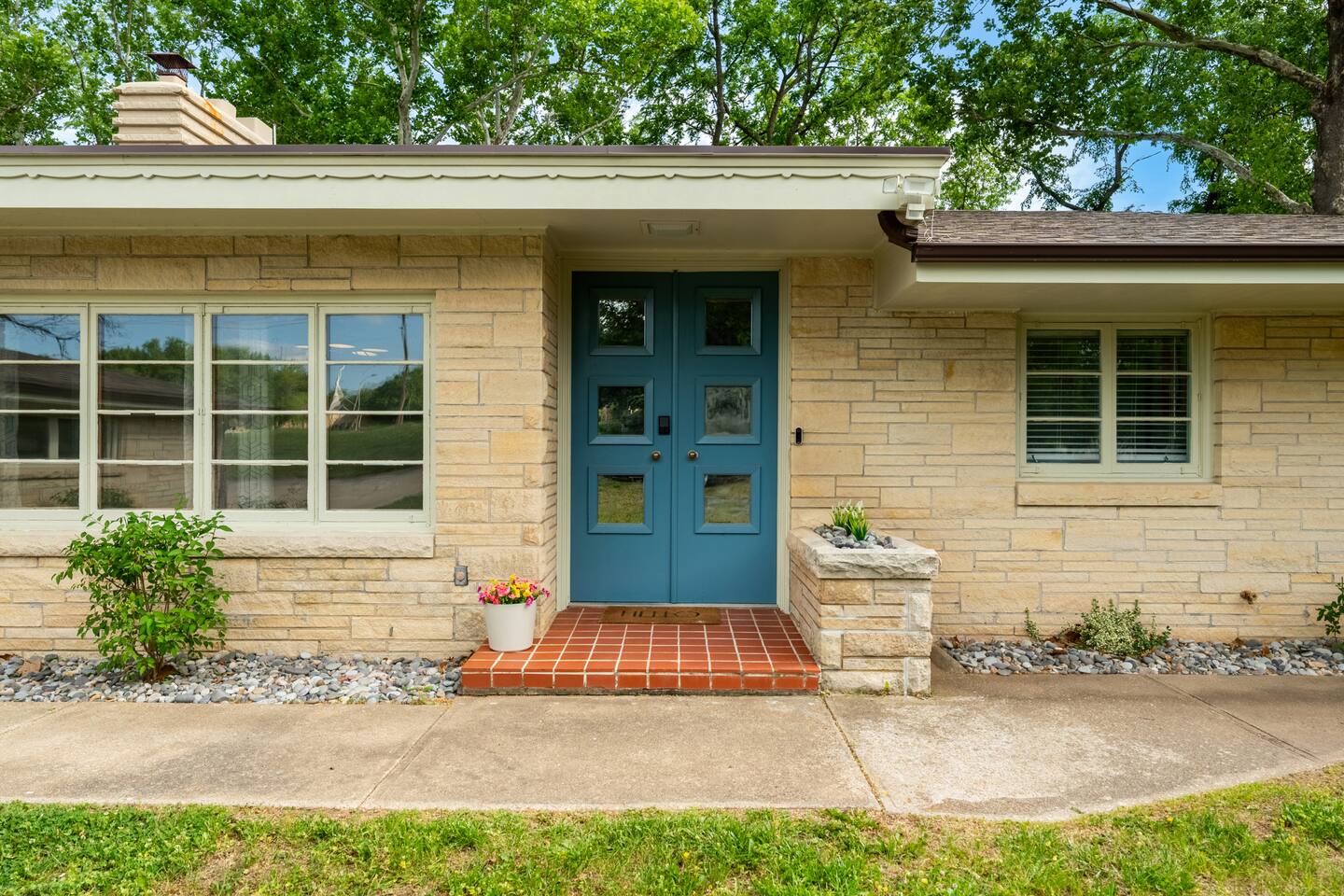 Spacious Home! Mid Century Mod-Amazing Sun Room