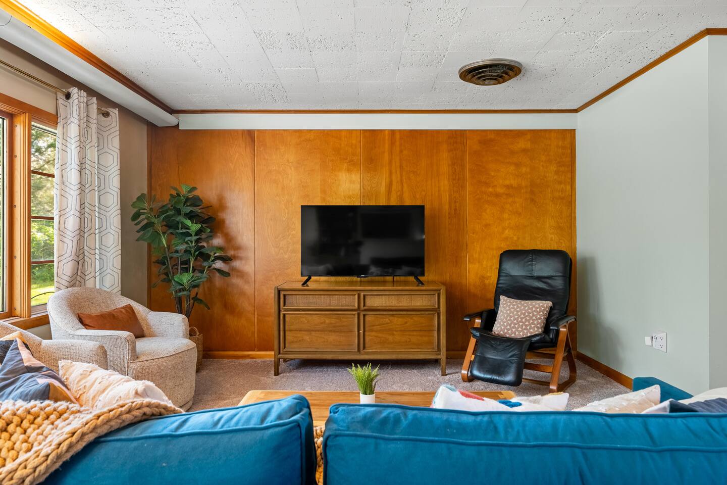 Spacious Home! Mid Century Mod-Amazing Sun Room