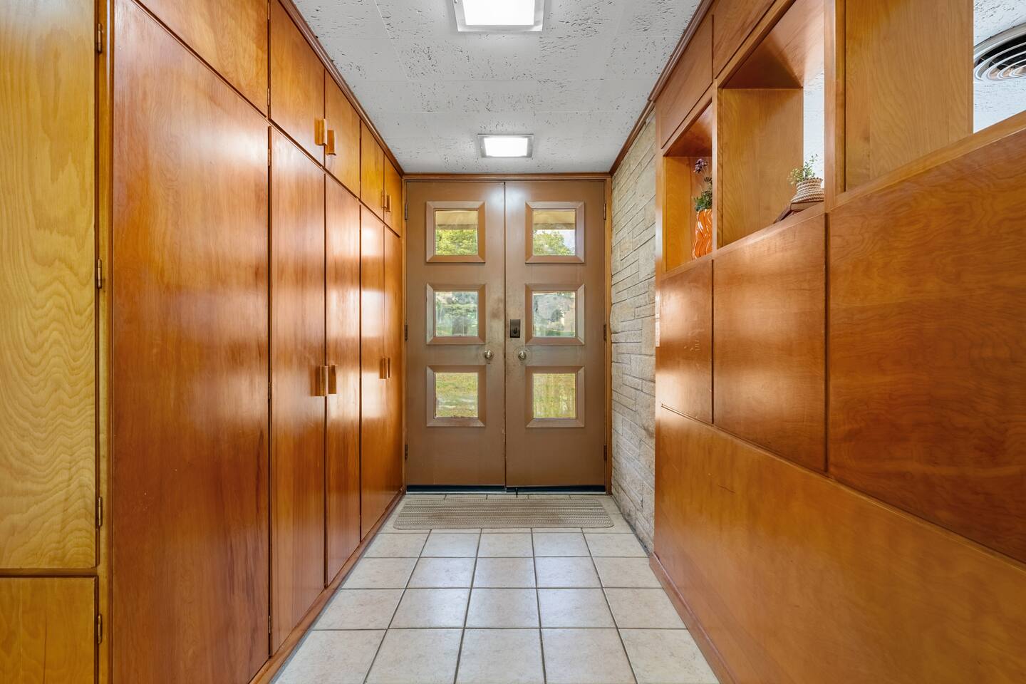 Spacious Home! Mid Century Mod-Amazing Sun Room