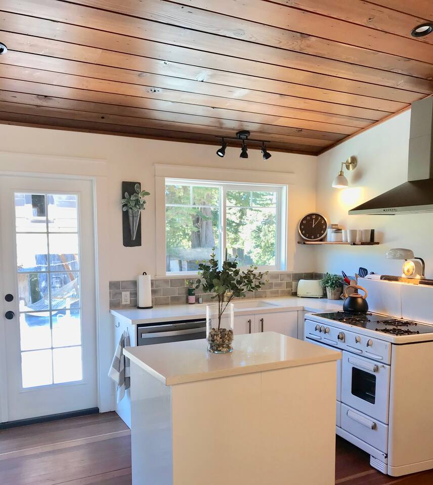 Elegant farmhouse home on beautiful apple orchard — Fort Bragg, CA — vacation rental