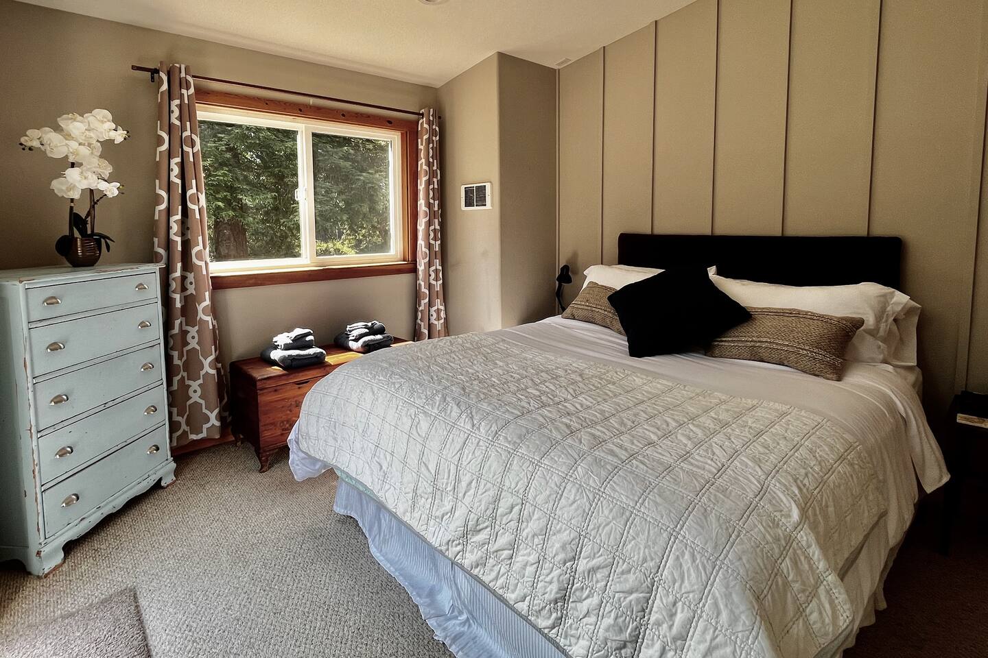 Cozy 2 BR pet-friendly home: Firepit + Wood stove