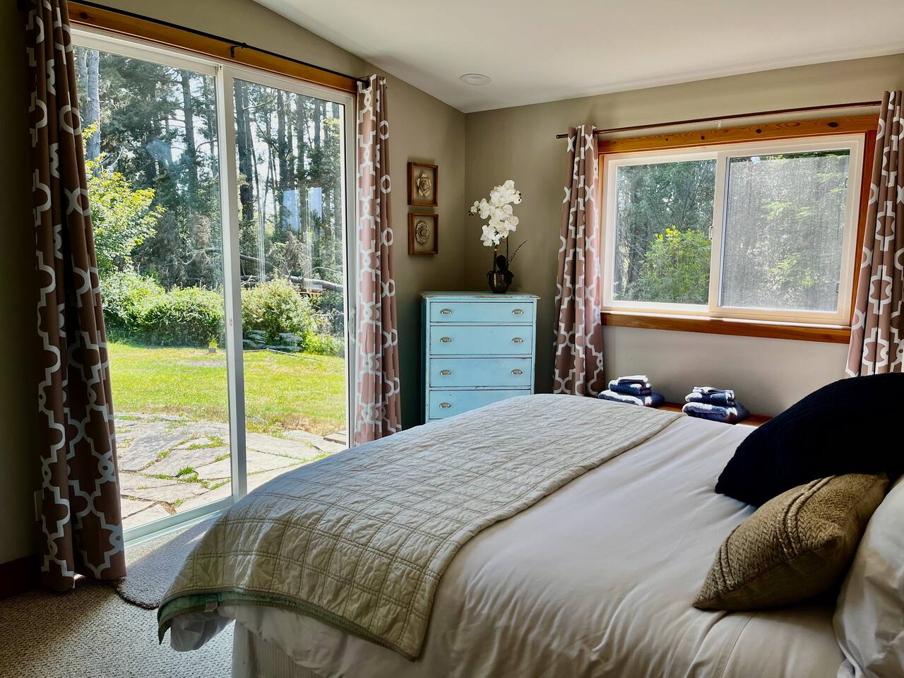 Cozy 2 BR pet-friendly home: Firepit + Wood stove
