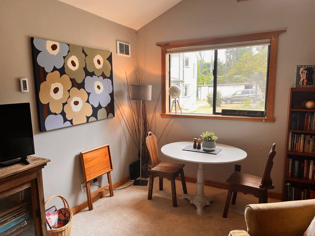Cozy 2 BR pet-friendly home: Firepit + Wood stove