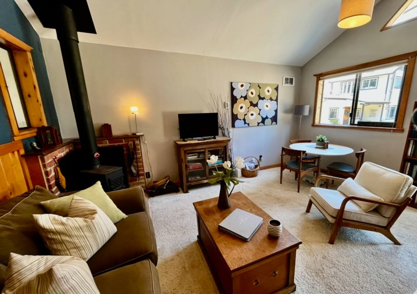 Cozy 2 BR pet-friendly home: Firepit + Wood stove