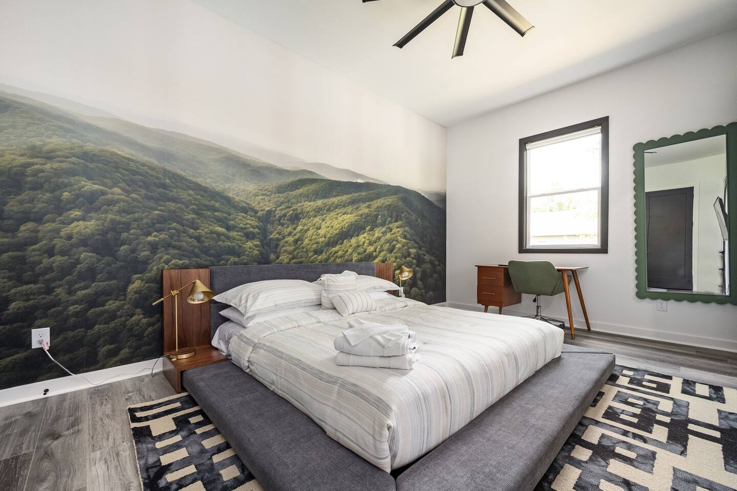 Stylish 4BD-4BA Summerhill Getaway Near Beltline