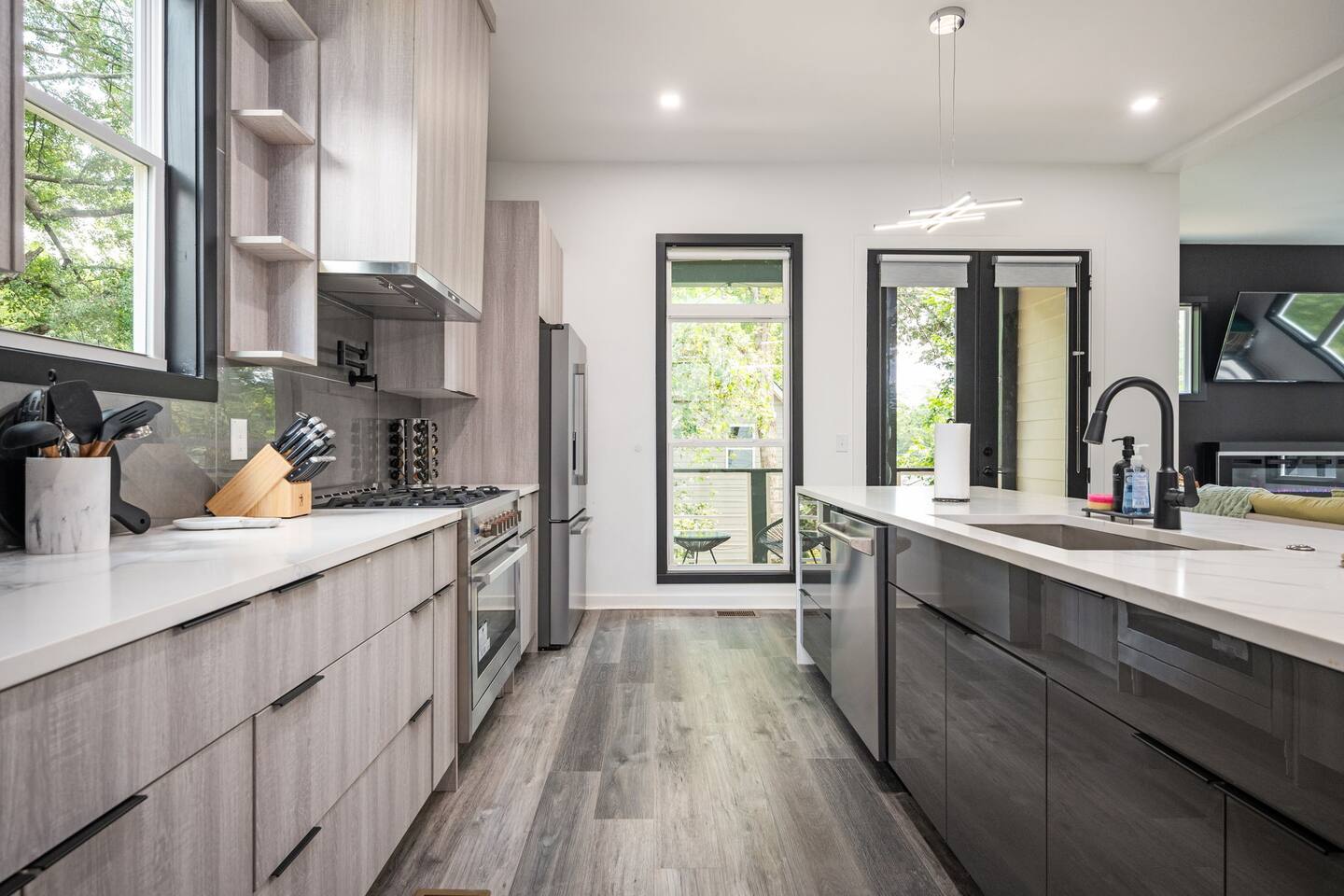 Stylish 4BD-4BA Summerhill Getaway Near Beltline