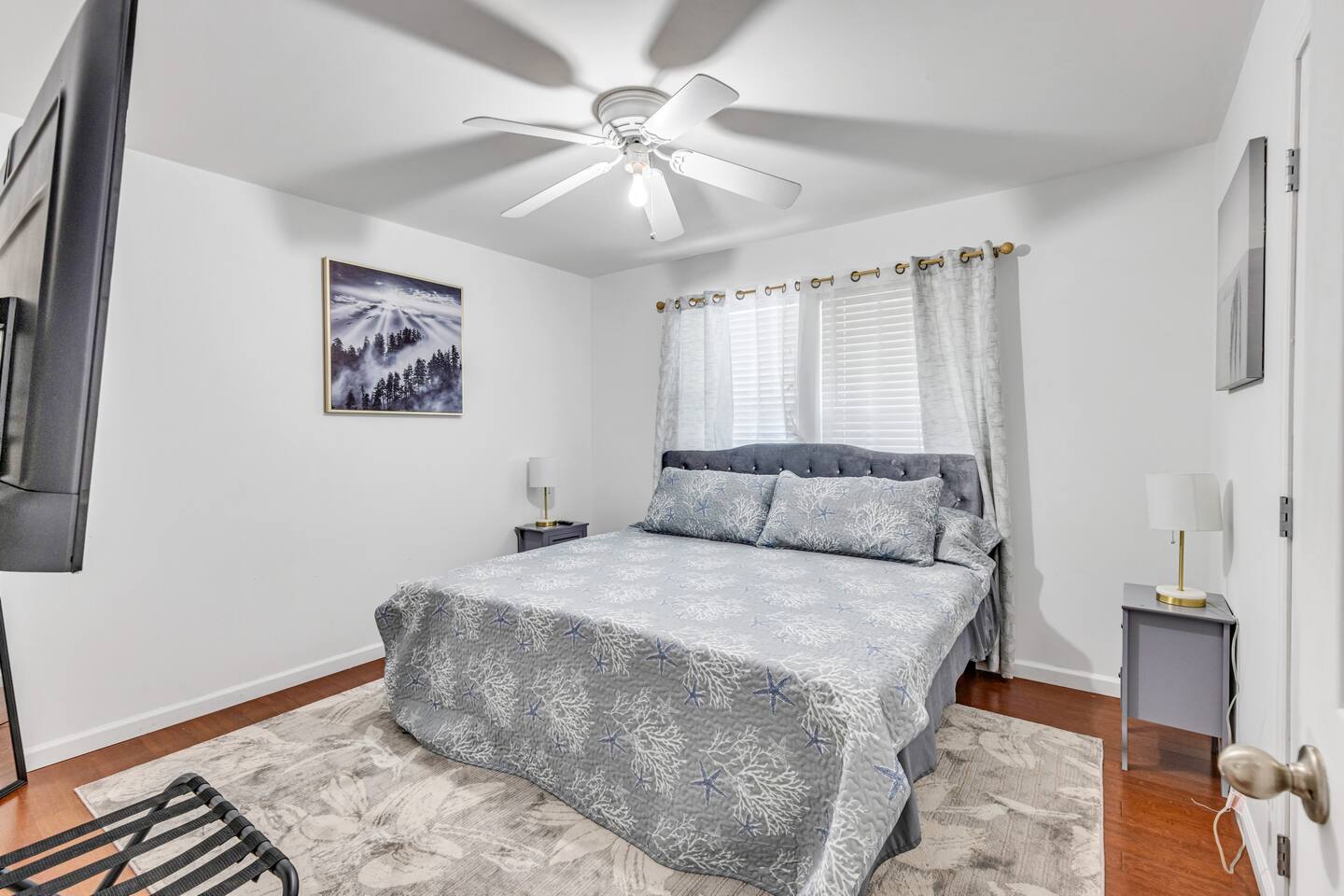 BIG TVs in all rooms, 2 King beds, 2 twin beds